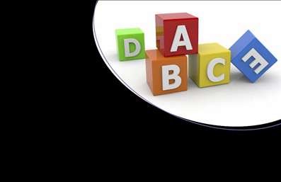 Επαγγελματική κάρτα καθηγητή αγγλικών με πολύχρωμους κύβους γραμμάτων, έντονα χρώματα και μοντέρνα γραμματοσειρά.