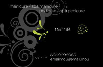 Επαγγελματική κάρτα μανικιούρ με μαύρο φόντο και ζωηρά ανοιχτόχρωμα στοιχεία, περιλαμβάνει καλλιτεχνικές γραμμές και φλοράλ σχέδιο.