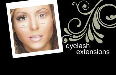 Επαγγελματική κάρτα μανικιούρ με σκούρο φόντο, λευκή γραμματοσειρά, και φωτογραφία μοντέλου, ιδανική για κομμωτές.