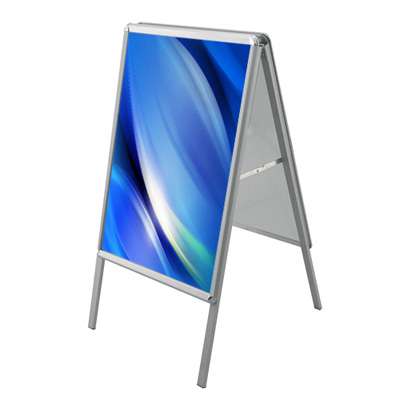 Ανοιγόμενο, επιδαπέδιο stand παρουσίασης διπλής όψης κατασκευασμένο από αλουμίνιο. Έχει snap frame περιμετρικά για δύο εκτυπώσεις και για εύκολη αλλαγή, ενώ η πλάτη είναι από PVC. Είναι κατάλληλο για εσωτερικό και εξωτερικό χώρο.	Οι διαστάσεις του stand είναι 63cm x 108cm x 55cm, το βάρος του 5,5kg και οι διαστάσεις της εκτύπωσης είναι 60cm x 84cm.