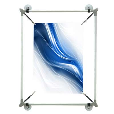 Πλαίσιο από αλουμίνιο με τέσσερα ελατήρια με clips, ένα σε κάθε γωνία, για προβολή poster.Έχει βεντούζες για να μπορεί να στηριχτεί σε τοίχο ή σε τζάμι.	Οι διαστάσεις πλαισίου που αντιστοιχούν στις διαστάσεις εκτύπωσης:	      	36cm x 27cm, Α4: 21cm x 29,7cm	48cm x 36cm, Α3: 29,7cm x 42cm	66cm x 48cm, Α2: 42cm x 59,4cm	90cm x 66cm, Α1: 59,4cm x 84,1cm	96cm x 133cm, Α0: 84,1cm x 118,9cm		     