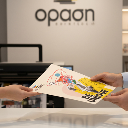  Folder Εγγράφων Α4 		 Το  folder  εγγράφων Α4 είναι μια εξαιρετική επιλογή για οποιονδήποτε επιθυμεί να δημιουργήσει μια επαγγελματική εικόνα. Με χρώματα που αναδεικνύουν την εταιρική σας ταυτότητα, αυτό το  folder  διαθέτει ψηφιακή εκτύπωση που προσφέρει ζωηρά και ελκυστικά αποτελέσματα. Η διάταξη του είναι προσεκτικά σχεδιασμένη με έμφαση στην ευχρηστία, ενώ οι γραμματοσειρές που χρησιμοποιούνται αποπνέουν κομψότητα και σοβαρότητα. 		 Κατασκευασμένο από χοντρό χαρτόνι 350γρ, το  folder  αυτό είναι εξαιρετικά ανθεκτικό και προστατεύει αποτελεσματικά τα έγγραφά σας από φθορές, διατηρώντας την ποιότητά του ακόμη και με συνεχή χρήση. 		 Το  folder  μπορεί να προσαρμοστεί πλήρως με τυπωμένα λογότυπα, επωνυμίες και χρώματα της επιχείρησής σας, δημιουργώντας έτσι μια μοναδική ταυτότητα. Υπάρχει επίσης η δυνατότητα προσθήκης ειδικών θυλάκων για επαγγελματικές κάρτες ή ένθετα φυλλάδια που ενισχύουν την αποτελεσματικότητα της παρουσίασης. 		Τυπικά χαρακτηριστικά												 Σχήμα κλειστό 22.5x32 εκ. 						 Σχήμα ανοικτό 45x32 εκ. 						 Ψηφιακή εκτύπωση 						 Πίκμανση στο δίπλωμα 						 Κολλητή τσέπη εγγράφων 						 Θέση για επαγγελματική κάρτα στην τσέπη								 Αυτό το folder είναι ιδανικό για: 						 Επαγγελματικές παρουσιάσεις 				 Διανομή προσφορών σε πελάτες 				 Εκπαιδευτικά προγράμματα και σεμινάρια 				 Συμμετοχή σε εμπορικές εκθέσεις 				 Διάδοση πληροφοριών σε συνέδρια 				 Καταθέσεις και προτάσεις για νομικούς και οικονομικούς επαγγελματίες 								Η εκτύπωση εντύπων μπορεί να είναι είτε ψηφιακή είτε offset, ανάλογα με τις απαιτήσεις και την ποσότητα που χρειάζεστε. Μπορούμε επίσης να σχεδιάσουμε το έντυπο που χρειάζεστε από την αρχή ή να τυπώσουμε από τη δική σας έτοιμη μακέτα.		 Ζητήστε μας μια προσφορά για τα έντυπα σας, σήμερα.  