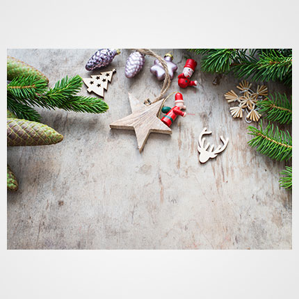 Χριστουγεννιάτικη κάρτα XMS-HOR-93958             Προτεινόμενες διαστάσεις: 17x12 και 14x10,5    Μονόφυλλη ή δίπτυχη    Πίκμανση στο δίπλωμα της δίπτυχης    Παράδοση με τους αντίστοιχους φακέλους    Χαρτί 350γρ    Εκτύπωση ευχής στο εσωτερικό της κάρτας    Δυνατότητα προσθήκης του λογοτύπου σας       Σας προσφέρπυμε την εκτύπωση ετικετών παραληπτών μαζί με τις κάρτες σας, καθιστώντας την κάρτα ιδανική για αποστολή ευχών σε πελάτες, συνεργάτες και φίλους, ενισχύοντας τις προσωπικές και επαγγελματικές σχέσεις.      Μη διστάσετε να μας ζητήσετε να σχεδιάσουμε μια χριστουγεννιάτικη κάρτα προσαρμοσμένη στις ανάγκες σας, με ειδικές εκτυπώσεις και τεχνικές.    Η εκτύπωση των καρτών μπορεί να είναι είτε ψηφιακή είτε offset ανάλογα τα τεμάχια και τις απαιτήσεις της μακέτας.      Ζητήστε μας μια προσφορά για τα έντυπα σας, σήμερα. 