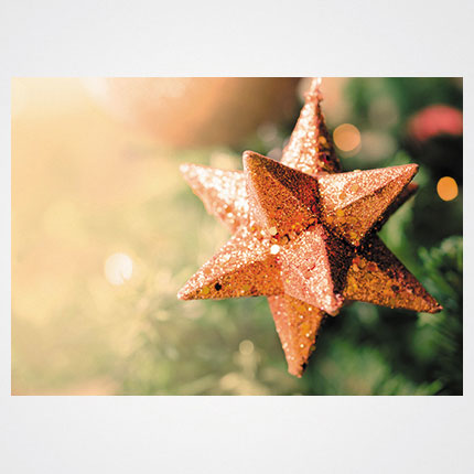 Χριστουγεννιάτικη κάρτα XMS-HOR-93963             Προτεινόμενες διαστάσεις: 17x12 και 14x10,5    Μονόφυλλη ή δίπτυχη    Πίκμανση στο δίπλωμα της δίπτυχης    Παράδοση με τους αντίστοιχους φακέλους    Χαρτί 350γρ    Εκτύπωση ευχής στο εσωτερικό της κάρτας    Δυνατότητα προσθήκης του λογοτύπου σας       Σας προσφέρπυμε την εκτύπωση ετικετών παραληπτών μαζί με τις κάρτες σας, καθιστώντας την κάρτα ιδανική για αποστολή ευχών σε πελάτες, συνεργάτες και φίλους, ενισχύοντας τις προσωπικές και επαγγελματικές σχέσεις.      Μη διστάσετε να μας ζητήσετε να σχεδιάσουμε μια χριστουγεννιάτικη κάρτα προσαρμοσμένη στις ανάγκες σας, με ειδικές εκτυπώσεις και τεχνικές.    Η εκτύπωση των καρτών μπορεί να είναι είτε ψηφιακή είτε offset ανάλογα τα τεμάχια και τις απαιτήσεις της μακέτας.      Ζητήστε μας μια προσφορά για τα έντυπα σας, σήμερα. 