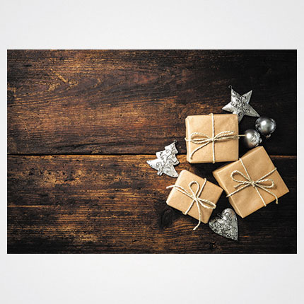 Χριστουγεννιάτικη κάρτα XMS-HOR-93980             Προτεινόμενες διαστάσεις: 17x12 και 14x10,5    Μονόφυλλη ή δίπτυχη    Πίκμανση στο δίπλωμα της δίπτυχης    Παράδοση με τους αντίστοιχους φακέλους    Χαρτί 350γρ    Εκτύπωση ευχής στο εσωτερικό της κάρτας    Δυνατότητα προσθήκης του λογοτύπου σας       Σας προσφέρπυμε την εκτύπωση ετικετών παραληπτών μαζί με τις κάρτες σας, καθιστώντας την κάρτα ιδανική για αποστολή ευχών σε πελάτες, συνεργάτες και φίλους, ενισχύοντας τις προσωπικές και επαγγελματικές σχέσεις.      Μη διστάσετε να μας ζητήσετε να σχεδιάσουμε μια χριστουγεννιάτικη κάρτα προσαρμοσμένη στις ανάγκες σας, με ειδικές εκτυπώσεις και τεχνικές.    Η εκτύπωση των καρτών μπορεί να είναι είτε ψηφιακή είτε offset ανάλογα τα τεμάχια και τις απαιτήσεις της μακέτας.      Ζητήστε μας μια προσφορά για τα έντυπα σας, σήμερα. 