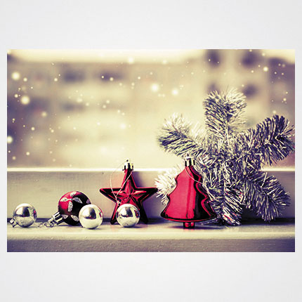 Χριστουγεννιάτικη κάρτα XMS-HOR-93984             Προτεινόμενες διαστάσεις: 17x12 και 14x10,5    Μονόφυλλη ή δίπτυχη    Πίκμανση στο δίπλωμα της δίπτυχης    Παράδοση με τους αντίστοιχους φακέλους    Χαρτί 350γρ    Εκτύπωση ευχής στο εσωτερικό της κάρτας    Δυνατότητα προσθήκης του λογοτύπου σας       Σας προσφέρπυμε την εκτύπωση ετικετών παραληπτών μαζί με τις κάρτες σας, καθιστώντας την κάρτα ιδανική για αποστολή ευχών σε πελάτες, συνεργάτες και φίλους, ενισχύοντας τις προσωπικές και επαγγελματικές σχέσεις.      Μη διστάσετε να μας ζητήσετε να σχεδιάσουμε μια χριστουγεννιάτικη κάρτα προσαρμοσμένη στις ανάγκες σας, με ειδικές εκτυπώσεις και τεχνικές.    Η εκτύπωση των καρτών μπορεί να είναι είτε ψηφιακή είτε offset ανάλογα τα τεμάχια και τις απαιτήσεις της μακέτας.      Ζητήστε μας μια προσφορά για τα έντυπα σας, σήμερα. 