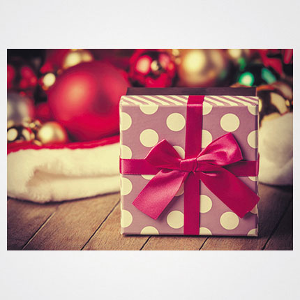 Χριστουγεννιάτικη κάρτα XMS-HOR-94003             Προτεινόμενες διαστάσεις: 17x12 και 14x10,5    Μονόφυλλη ή δίπτυχη    Πίκμανση στο δίπλωμα της δίπτυχης    Παράδοση με τους αντίστοιχους φακέλους    Χαρτί 350γρ    Εκτύπωση ευχής στο εσωτερικό της κάρτας    Δυνατότητα προσθήκης του λογοτύπου σας       Σας προσφέρπυμε την εκτύπωση ετικετών παραληπτών μαζί με τις κάρτες σας, καθιστώντας την κάρτα ιδανική για αποστολή ευχών σε πελάτες, συνεργάτες και φίλους, ενισχύοντας τις προσωπικές και επαγγελματικές σχέσεις.      Μη διστάσετε να μας ζητήσετε να σχεδιάσουμε μια χριστουγεννιάτικη κάρτα προσαρμοσμένη στις ανάγκες σας, με ειδικές εκτυπώσεις και τεχνικές.    Η εκτύπωση των καρτών μπορεί να είναι είτε ψηφιακή είτε offset ανάλογα τα τεμάχια και τις απαιτήσεις της μακέτας.      Ζητήστε μας μια προσφορά για τα έντυπα σας, σήμερα. 