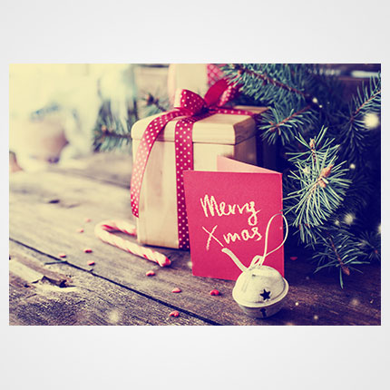 Χριστουγεννιάτικη κάρτα XMS-HOR-94039             Προτεινόμενες διαστάσεις: 17x12 και 14x10,5    Μονόφυλλη ή δίπτυχη    Πίκμανση στο δίπλωμα της δίπτυχης    Παράδοση με τους αντίστοιχους φακέλους    Χαρτί 350γρ    Εκτύπωση ευχής στο εσωτερικό της κάρτας    Δυνατότητα προσθήκης του λογοτύπου σας       Σας προσφέρπυμε την εκτύπωση ετικετών παραληπτών μαζί με τις κάρτες σας, καθιστώντας την κάρτα ιδανική για αποστολή ευχών σε πελάτες, συνεργάτες και φίλους, ενισχύοντας τις προσωπικές και επαγγελματικές σχέσεις.      Μη διστάσετε να μας ζητήσετε να σχεδιάσουμε μια χριστουγεννιάτικη κάρτα προσαρμοσμένη στις ανάγκες σας, με ειδικές εκτυπώσεις και τεχνικές.    Η εκτύπωση των καρτών μπορεί να είναι είτε ψηφιακή είτε offset ανάλογα τα τεμάχια και τις απαιτήσεις της μακέτας.      Ζητήστε μας μια προσφορά για τα έντυπα σας, σήμερα. 