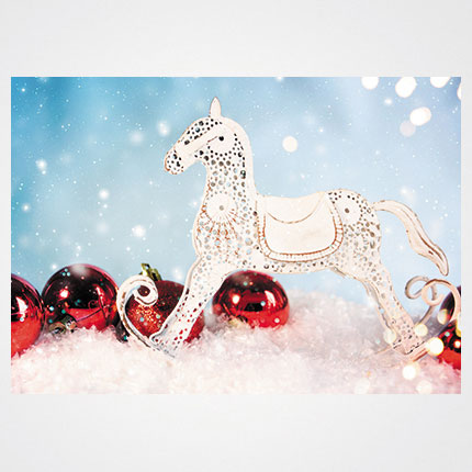 Χριστουγεννιάτικη κάρτα XMS-HOR-94142             Προτεινόμενες διαστάσεις: 17x12 και 14x10,5    Μονόφυλλη ή δίπτυχη    Πίκμανση στο δίπλωμα της δίπτυχης    Παράδοση με τους αντίστοιχους φακέλους    Χαρτί 350γρ    Εκτύπωση ευχής στο εσωτερικό της κάρτας    Δυνατότητα προσθήκης του λογοτύπου σας       Σας προσφέρπυμε την εκτύπωση ετικετών παραληπτών μαζί με τις κάρτες σας, καθιστώντας την κάρτα ιδανική για αποστολή ευχών σε πελάτες, συνεργάτες και φίλους, ενισχύοντας τις προσωπικές και επαγγελματικές σχέσεις.      Μη διστάσετε να μας ζητήσετε να σχεδιάσουμε μια χριστουγεννιάτικη κάρτα προσαρμοσμένη στις ανάγκες σας, με ειδικές εκτυπώσεις και τεχνικές.    Η εκτύπωση των καρτών μπορεί να είναι είτε ψηφιακή είτε offset ανάλογα τα τεμάχια και τις απαιτήσεις της μακέτας.      Ζητήστε μας μια προσφορά για τα έντυπα σας, σήμερα. 