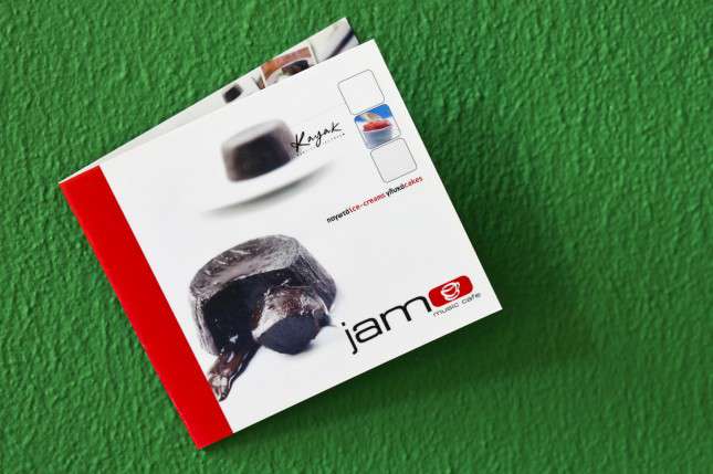 Κατάλογος café με ζεστές αποχρώσεις και μοντέρνα γραφικά, οπτικά στοιχεία υψηλής ποιότητας και οργανωμένο layout.