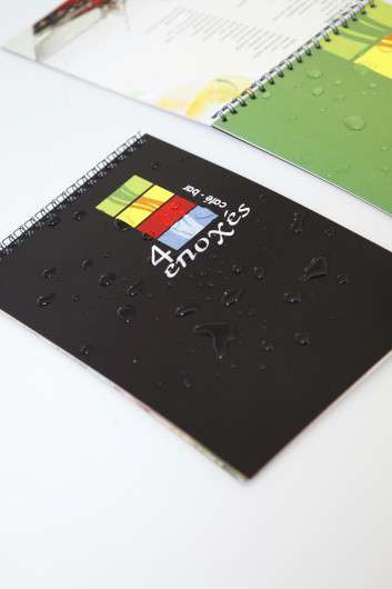 Κατάλογος café με ζεστά χρώματα, οργανωμένη διάταξη και εικόνες πιάτων, ιδανικός για παρουσίαση μενού.