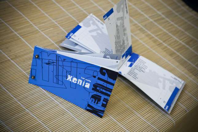 Κατάλογος café με μοντέρνο σχέδιο και ζωντανά χρώματα, ιδανικός για παρουσίαση μενού.