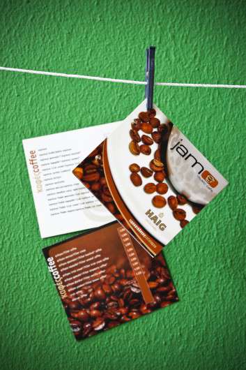 Κατάλογος café με ζωντανά χρώματα και γραφικά, ιδανικός για ροφήματα και φαγητά, εκτυπωμένος σε ανθεκτικό χαρτί.