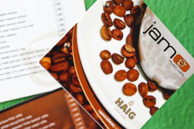 Κατάλογος café με ζεστές αποχρώσεις καφέ και πράσινου, ευανάγνωστες γραμματοσειρές και προσαρμοσμένο λογότυπο.