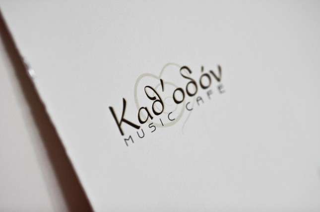 Κατάλογος café με μοντέρνο σχέδιο, ζωντανά χρώματα και ευδιάκριτη διάταξη για πιάτα και ροφήματα.