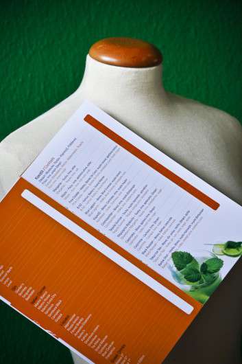 Κατάλογος café με ζωντανά χρώματα και οργανωμένο σχέδιο, ιδανικός για παρουσίαση προϊόντων, υψηλής ποιότητας εκτύπωση.