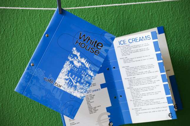 Κατάλογος café με ζωντανά χρώματα και κομψό σχέδιο, εκτύπωση σε ανθεκτικό χαρτί, προσαρμόσιμος με λογότυπο.