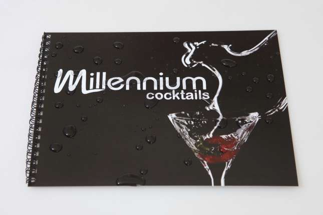 Κατάλογος café με ζωντανά χρώματα και μοντέρνα γραφικά, σχεδιασμένος για να εντυπωσιάσει τους πελάτες.