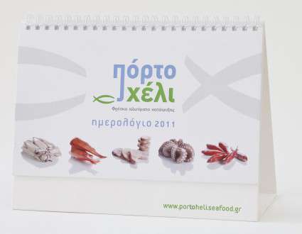 Επιτραπέζιο τριγωνικό ημερολόγιο με μοντέρνο σχέδιο και ζωντανά χρώματα, ιδανικό για επαγγελματικούς χώρους.