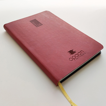 Ημερολόγιο Ατζέντα Inspirations 3500 με χάραξη Laser															Σχήμα 14x21 εκ.										Μπορντό										Εύκαμπτη βιβλιοδεσία										Λείο minimal πυρογραφικό υλικό										Στρογγυλές γωνίες					Στο εξώφυλλο του ημερολογίου μπορεί να χαραχτεί το λογότυπο σας.Η χάραξη γίνεται με χρήση laser που αποδίδει όσο το δυνατό καλύτερα τα λογότυπα.					Τα ημερολόγια που παρουσιάζουμε είναι ενδεικτικά και προσφέρονται ανάλογα τη διαθεσιμότητα. Το τελικό αποτέλεσμα ενδέχεται να διαφέρει ανά περίπτωσηΕπικοινωνήστε μαζί μας για να βρούμε μαζί το ημερολόγιο που θέλετε.     