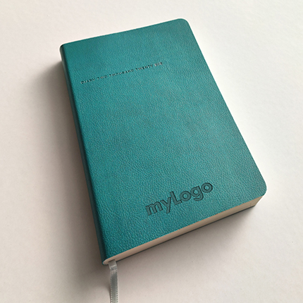 Ημερολόγιο Ατζέντα Softline 2000 με χάραξη Laser												Σχήμα 14x21 εκ.								Πετρόλ								Εύκαμπτη βιβλιοδεσία								Λείο minimal πυρογραφικό υλικό								Στρογγυλές γωνίες								Λάστιχο 				Στο εξώφυλλο του ημερολογίου μπορεί να χαραχτεί το λογότυπο σας.Η χάραξη γίνεται με χρήση laser που αποδίδει όσο το δυνατό καλύτερα τα λογότυπα.				Τα ημερολόγια που παρουσιάζουμε είναι ενδεικτικά και προσφέρονται ανάλογα τη διαθεσιμότητα. Το τελικό αποτέλεσμα ενδέχεται να διαφέρει ανά περίπτωσηΕπικοινωνήστε μαζί μας για να βρούμε μαζί το ημερολόγιο που θέλετε.    