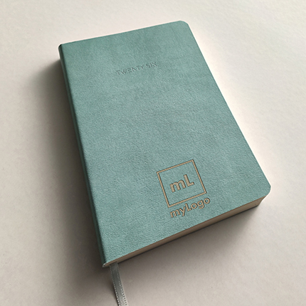 Ημερολόγιο Ατζέντα Wonders 4700 με χάραξη Laser												Σχήμα 14x21 εκ.								Γαλάζιο								Εύκαμπτη βιβλιοδεσία								Πυρογραφικό υλικό με απαλή υφή								Στρογγυλές γωνίες								Λάστιχο 				Στο εξώφυλλο του ημερολογίου μπορεί να χαραχτεί το λογότυπο σας.Η χάραξη γίνεται με χρήση laser που αποδίδει όσο το δυνατό καλύτερα τα λογότυπα.				Τα ημερολόγια που παρουσιάζουμε είναι ενδεικτικά και προσφέρονται ανάλογα τη διαθεσιμότητα. Το τελικό αποτέλεσμα ενδέχεται να διαφέρει ανά περίπτωσηΕπικοινωνήστε μαζί μας για να βρούμε μαζί το ημερολόγιο που θέλετε.    