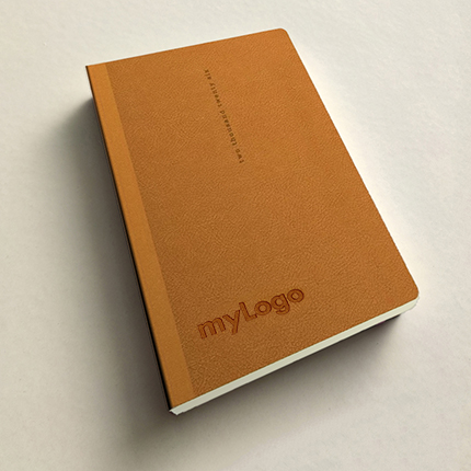 Ημερολόγιο Ατζέντα Lovable 4800 με χάραξη Laser															Σχήμα 14x21 εκ.										Πορτοκαλί										Εύκαμπτη βιβλιοδεσία										Πυρογραφικό υλικό με απαλή υφή										Στρογγυλές γωνίες										Λάστιχο 					Στο εξώφυλλο του ημερολογίου μπορεί να χαραχτεί το λογότυπο σας.Η χάραξη γίνεται με χρήση laser που αποδίδει όσο το δυνατό καλύτερα τα λογότυπα.					Τα ημερολόγια που παρουσιάζουμε είναι ενδεικτικά και προσφέρονται ανάλογα τη διαθεσιμότητα. Το τελικό αποτέλεσμα ενδέχεται να διαφέρει ανά περίπτωσηΕπικοινωνήστε μαζί μας για να βρούμε μαζί το ημερολόγιο που θέλετε.     