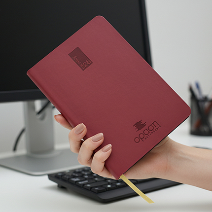 Ημερολόγιο Ατζέντα Inspirations 3500 με χάραξη Laser																					Σχήμα 14x21 εκ.														Μπορντό														Εύκαμπτη βιβλιοδεσία														Λείο minimal πυρογραφικό υλικό														Στρογγυλές γωνίες							Στο εξώφυλλο του ημερολογίου μπορεί να χαραχτεί το λογότυπο σας.Η χάραξη γίνεται με χρήση laser που αποδίδει όσο το δυνατό καλύτερα τα λογότυπα.							Τα ημερολόγια που παρουσιάζουμε είναι ενδεικτικά και προσφέρονται ανάλογα τη διαθεσιμότητα. Το τελικό αποτέλεσμα ενδέχεται να διαφέρει ανά περίπτωσηΕπικοινωνήστε μαζί μας για να βρούμε μαζί το ημερολόγιο που θέλετε.       