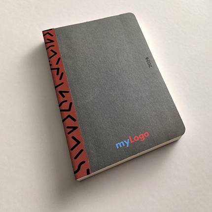 Ημερολόγιο Ατζέντα Visions 3630 με εκτύπωση UV									Σχήμα 14x21 εκ.						Ράχη σκούρο κόκκινο με μαύρα σχέδια						Εύκαμπτη βιβλιοδεσία						Εξώφυλλο Fedrigoni special black art paper						Στρογγυλές γωνίες						Λάστιχο 			Στο εξώφυλλο του ημερολογίου μπορεί να εκτυπωθεί το λογότυπο σας.Η εκτύπωση γίνεται με εκτυπωτή UV που αποδίδει όσο το δυνατό καλύτερα τα λογότυπα.			Τα ημερολόγια που παρουσιάζουμε είναι ενδεικτικά και προσφέρονται ανάλογα τη διαθεσιμότητα. Το τελικό αποτέλεσμα ενδέχεται να διαφέρει ανά περίπτωσηΕπικοινωνήστε μαζί μας για να βρούμε μαζί το ημερολόγιο που θέλετε.   