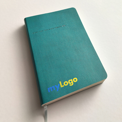 Ημερολόγιο Ατζέντα Softline 2000 με εκτύπωση UV																					Σχήμα 14x21 εκ.														Πετρόλ														Εύκαμπτη βιβλιοδεσία														Λείο minimal πυρογραφικό υλικό														Στρογγυλές γωνίες														Λάστιχο 											Στο εξώφυλλο του ημερολογίου μπορεί να εκτυπωθεί το λογότυπο σας.				Η εκτύπωση γίνεται με εκτυπωτή UV που αποδίδει όσο το δυνατό καλύτερα τα λογότυπα.																Τα ημερολόγια που παρουσιάζουμε είναι ενδεικτικά και προσφέρονται ανάλογα τη διαθεσιμότητα. Το τελικό αποτέλεσμα ενδέχεται να διαφέρει ανά περίπτωση				Επικοινωνήστε μαζί μας για να βρούμε μαζί το ημερολόγιο που θέλετε.       