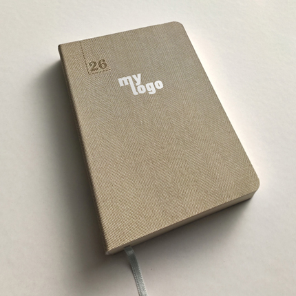 Ημερολόγιο Ατζέντα Tailor Made 3570 με εκτύπωση UV															Σχήμα 14x21 εκ.										Μπεζ										Εύκαμπτη βιβλιοδεσία										Πυρογραφικό υλικό με tweed μοτίβο										Στρογγυλές γωνίες										Λάστιχο 							Στο εξώφυλλο του ημερολογίου μπορεί να εκτυπωθεί το λογότυπο σας.		Η εκτύπωση γίνεται με εκτυπωτή UV που αποδίδει όσο το δυνατό καλύτερα τα λογότυπα.								Τα ημερολόγια που παρουσιάζουμε είναι ενδεικτικά και προσφέρονται ανάλογα τη διαθεσιμότητα. Το τελικό αποτέλεσμα ενδέχεται να διαφέρει ανά περίπτωση		Επικοινωνήστε μαζί μας για να βρούμε μαζί το ημερολόγιο που θέλετε.     