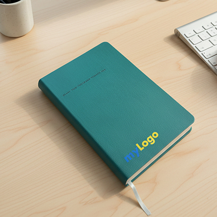 Ημερολόγιο Ατζέντα Softline 2000 με εκτύπωση UV																								Σχήμα 14x21 εκ.																Πετρόλ																Εύκαμπτη βιβλιοδεσία																Λείο minimal πυρογραφικό υλικό																Στρογγυλές γωνίες																Λάστιχο 													Στο εξώφυλλο του ημερολογίου μπορεί να εκτυπωθεί το λογότυπο σας.					Η εκτύπωση γίνεται με εκτυπωτή UV που αποδίδει όσο το δυνατό καλύτερα τα λογότυπα.																				Τα ημερολόγια που παρουσιάζουμε είναι ενδεικτικά και προσφέρονται ανάλογα τη διαθεσιμότητα. Το τελικό αποτέλεσμα ενδέχεται να διαφέρει ανά περίπτωση					Επικοινωνήστε μαζί μας για να βρούμε μαζί το ημερολόγιο που θέλετε.        