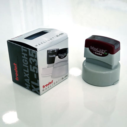 Αυτομελανώμενη στρογγυλή σφραγίδα Trodat - MAXLIGHT XL-535H Trodat - MAXLIGHT XL-535 ανήκει στις νέες αυτομελώμενες σφραγίδες που δεν χρησιμοποιούν σφουγγαράκι. Η τύπου flash αποτύπωση της σφραγίδας σε αντίθεση με το λάστιχο, αποδίδει ακόμα και τα πιο έντονα λογότυπα ή τα πιο λεπτά γράμματα για χιλιάδες πατήματα. Επιπλέον με τη δυνατότητα γεμίσματος θα έχετε ακόμα περισσότερα πατήματα. Χρησιμοποιούν μελάνια λαδιού (όχι νερού)Η διάμετρος της επιφάνειας αποτύπωσης είναι 41 χιλιοστά.