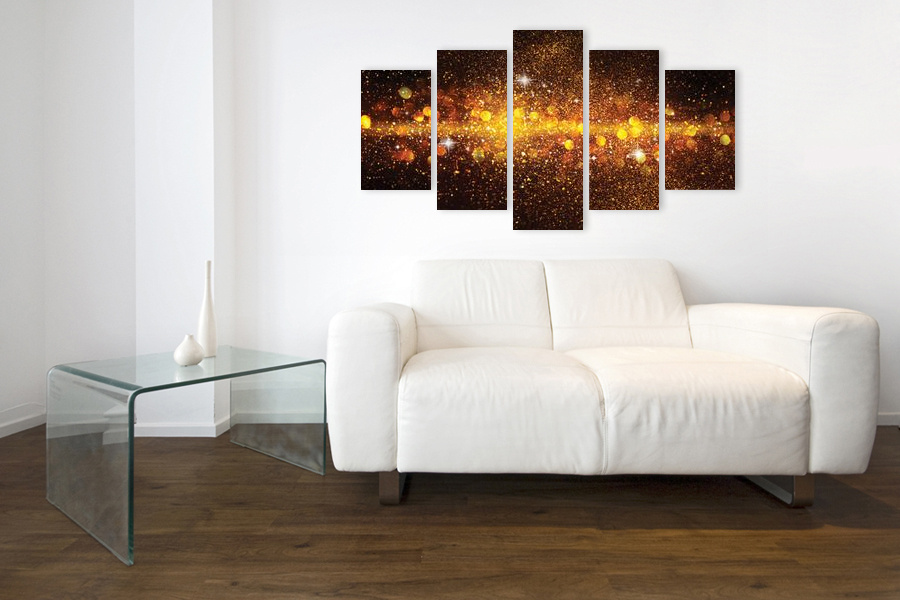 Πίνακας σε καμβά αφηρημένος, σε χώρο που μπορεί να προορίζεται για μοντέρνο σαλόνι, με χρώματα και σχήματα.