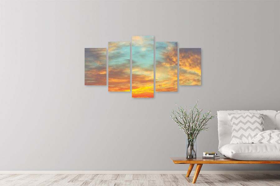 Πίνακας σε καμβά για χώρο που μπορεί να προορίζεται για το σαλόνι, με τοπίο που απεικονίζει σύννεφα, σε ρεαλιστικό στυλ και μοντέρνα διακόσμηση.