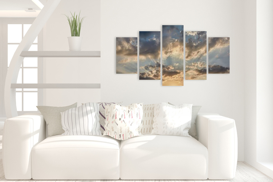 Πίνακας σε καμβά για χώρος που μπορεί να προορίζεται για σπίτι, με τοπίο σύννεφων, σε ρεαλιστικό και μοντέρνο στυλ διακόσμησης.