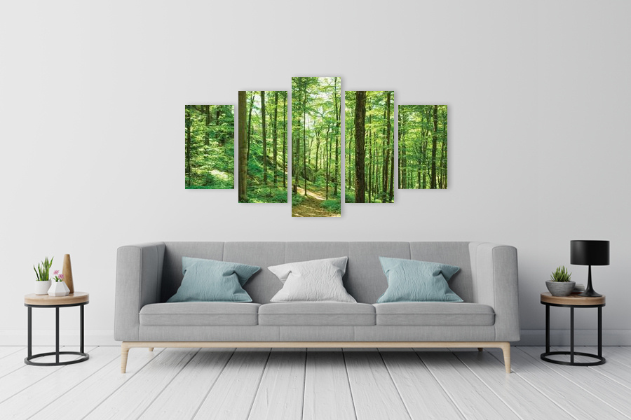 Πίνακας σε καμβά για χώρος που μπορεί να προορίζεται σε σαλόνι, με τοπίο δάσους και αφηρημένο στυλ, σε μοντέρνα διακόσμηση.