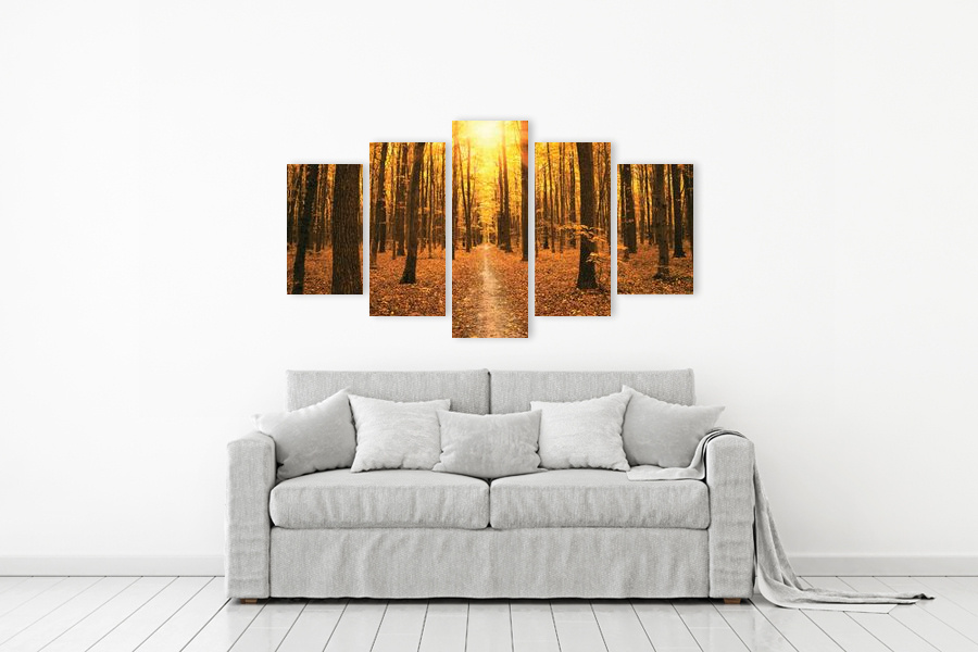 Πίνακας σε καμβά για χώρο που μπορεί να προορίζεται για το σαλόνι, με τοπίο δάσους, σε ρεαλιστικό και μοντέρνο στυλ διακόσμησης.