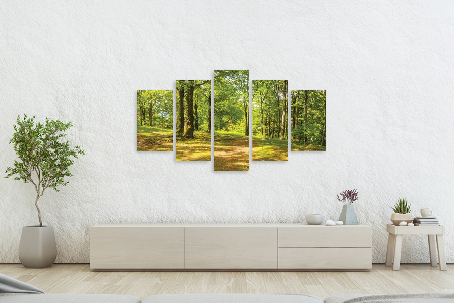 Πίνακας σε καμβά για χώρο που μπορεί να προορίζεται ως σαλόνι, με τοπίο δάσους, σε ρεαλιστικό στυλ και μοντέρνα διακόσμηση.