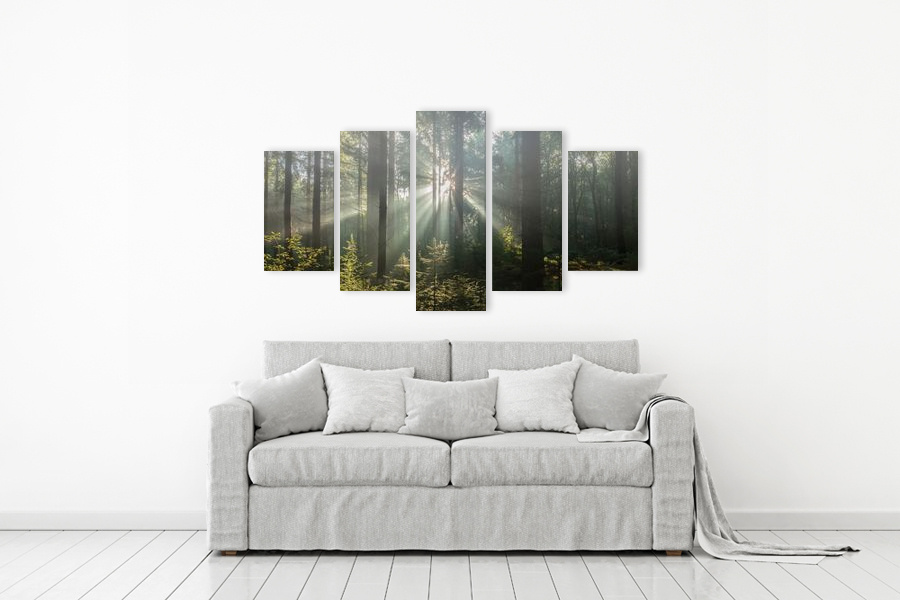 Πίνακας σε καμβά για χώρο που μπορεί να προορίζεται για σαλόνι, με θέμα το τοπίο ενός δάσους, σε ρεαλιστικό και μοντέρνο στυλ.