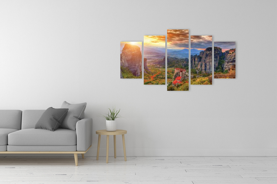 Πίνακας σε καμβά για χώρο που μπορεί να προορίζεται ως γραφείο, με τοπίο Ελλάδας, σε ρεαλιστικό στυλ και μοντέρνα διακόσμηση.