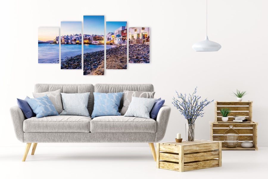 Πίνακας σε καμβά για χώρο που μπορεί να προορίζεται ως σαλόνι, με τοπίο στην Ελλάδα, σε ρεαλιστικό και μοντέρνο στυλ διακόσμησης.