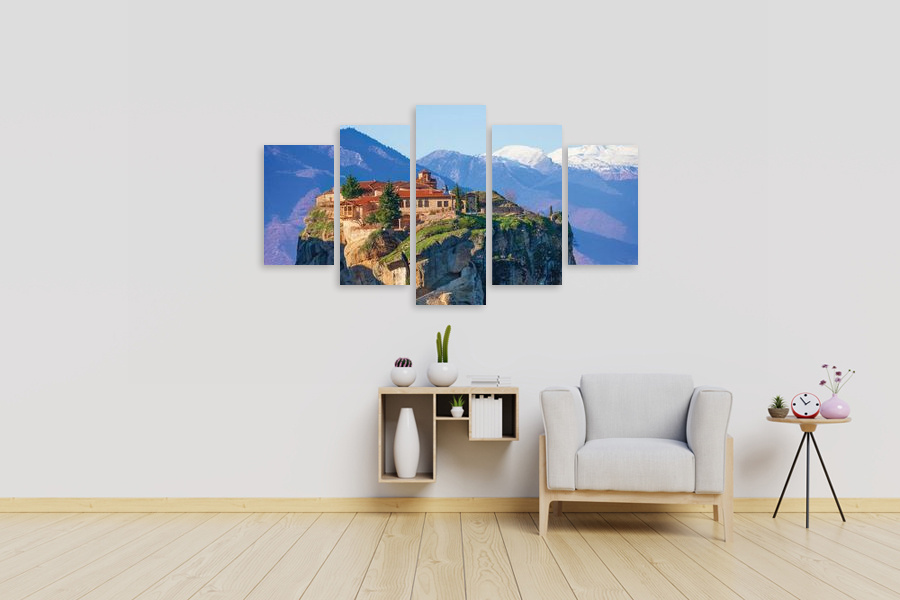 Πίνακας σε καμβά για χώρο που μπορεί να προορίζεται για σαλόνι, με τοπίο από την Ελλάδα, σε ρεαλιστικό και μοντέρνο στυλ διακόσμησης.