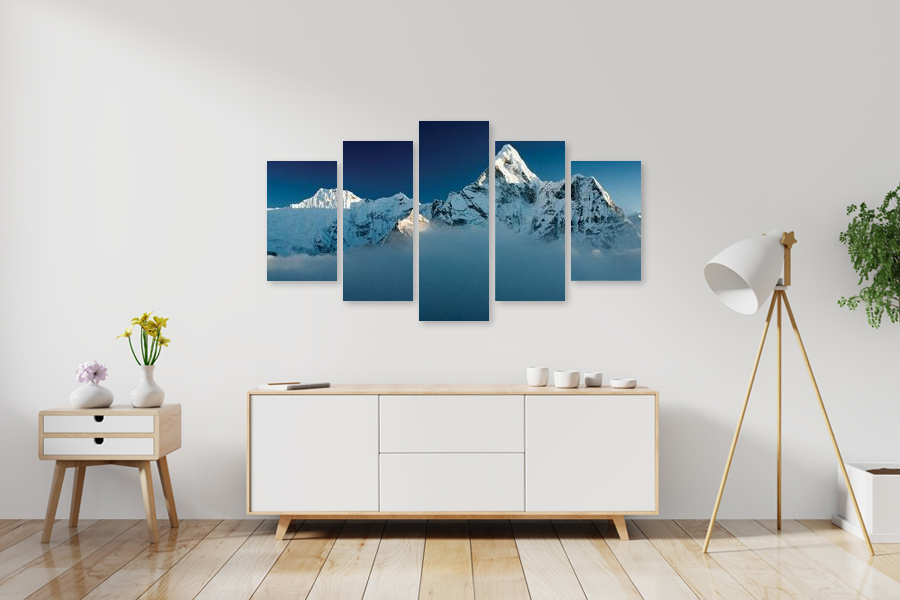 Πίνακας σε καμβά για χώρο που μπορεί να προορίζεται για τοπίο, με βουνά και φυσικά στοιχεία, σε ρεαλιστικό και μοντέρνο στυλ διακόσμησης.