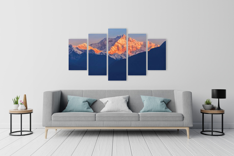 Πίνακας σε καμβά για χώρο που μπορεί να προορίζεται για σαλόνι, με τοπίο βουνών σε στυλ ρεαλιστικό και μοντέρνο διακόσμησης.