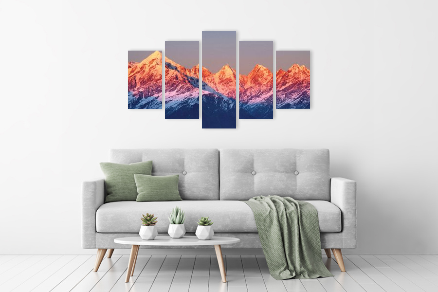 Πίνακας σε καμβά για χώρο που μπορεί να προορίζεται για σαλόνι, με θέμα βουνά, σε ρεαλιστικό στυλ και μοντέρνα διακόσμηση.