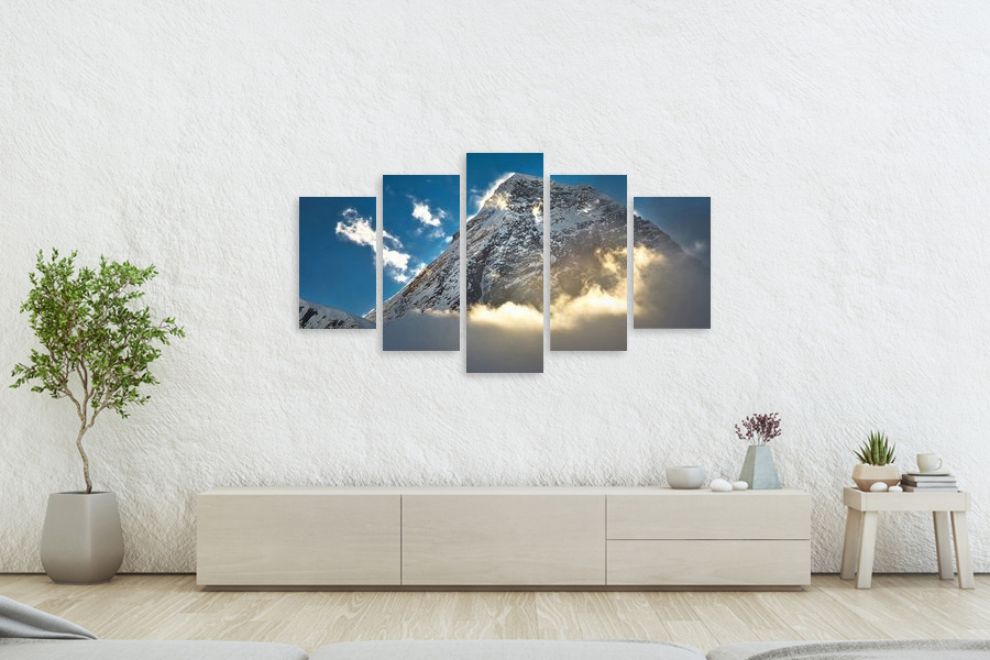 Πίνακας σε καμβά για χώρο που μπορεί να προορίζεται ως καθιστικό, με τοπίο βουνού, αφηρημένο στυλ και minimal διακόσμηση.