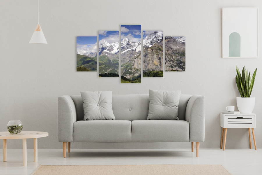 Πίνακας σε καμβά για χώρο που μπορεί να προορίζεται για σαλόνι, με τοπίο βουνών, σε ρεαλιστικό στυλ και μοντέρνα διακόσμηση.