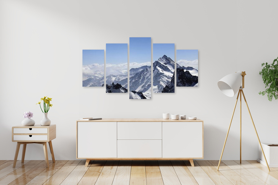 Πίνακας σε καμβά για χώρο που μπορεί να προορίζεται ως σαλόνι, με τοπίο βουνών, σε ρεαλιστικό στυλ και μοντέρνα διακόσμηση.