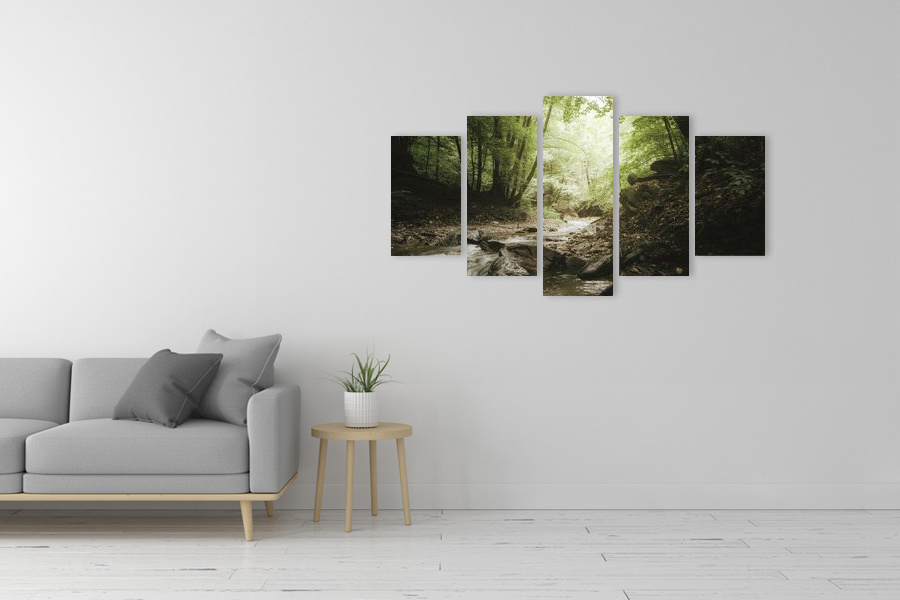 Πίνακας σε καμβά για χώρο που μπορεί να προορίζεται ως γραφείο, με τοπίο ποταμού, σε ρεαλιστικό και μοντέρνο στυλ διακόσμησης.